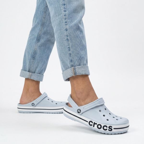 Klapki chodaki damskie sportowe Crocs BAYABAND CLOG. Białe klapki Crocs, bez wzorów, z materiału, bez obcasa. Za 219,00 zł.