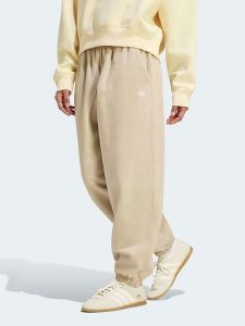 Adidas Spodnie dresowe w kolorze beżowym rozmiar: L. Brązowe spodnie dresowe ADIDAS, l, bez wzorów, z dresówki. Za 174,95 zł.