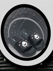 Klapki Myszka Miki - czarny. Czarne klapki Sinsay, bez wzorów, bez obcasa. Za 39,99 zł.