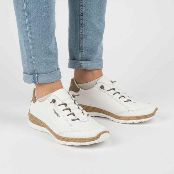 Półbuty damskie Rieker, cholewka ze skóry naturalnej gładkiej sportowa forma klasyczne sznurowanie lekka elastyczna podeszwa, białe, N42K5-80. Białe półbuty Rieker, bez wzorów, ze skóry, bez obcasa, na płaskiej podeszwie, bez zapięcia. Za 369,00 zł.