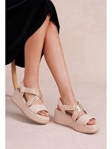 Foreverfolie Sandały w kolorze beżowym na koturnie rozmiar: 38. Brązowe sandały Foreverfolie, bez wzorów, z otwartym noskiem, bez obcasa, na koturnie, bez zapięcia. Za 113,99 zł.