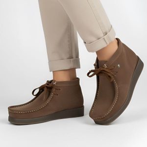 Trzewiki damskie Hee, welurowa cholewka na płaskim obcasie i wsuwane, brązowe, 83030. Brązowe botki Hee, bez wzorów, z jeansu, bez obcasa, na płaskiej podeszwie, bez zapięcia. Za 297,99 zł.