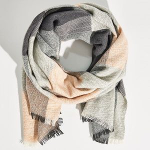 Szal w kratę - Kremowy. Białe szaliki marki Sinsay. Za 39,99 zł.