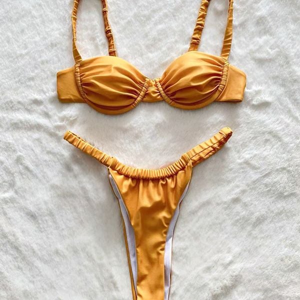Bikini z marszczeniem elastyczne na plażę i basen Slavejka. Żółte bikini Intica, bez wzorów. Za 159,00 zł.