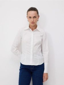 Koszula z bawełną - biały. Białe koszule Reserved, l, bez wzorów, z bawełny, bez kołnierzyka, bez ramiączek. W wyprzedaży za 49,99 zł.