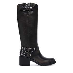 Kozaki Guess. Czarne kozaki Guess, z aplikacjami, bez obcasa, na słupku, bez zapięcia. Za 773,99 zł.