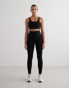 Damskie legginsy prążkowane bezszwowe, wydłużone, wysoki stan, czarne. Czarne legginsy AIM'N, bez wzorów, z elastanu, z podwyższonym stanem, długie. Za 260,00 zł.