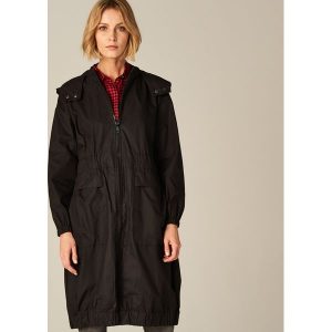 Lekka parka o oversize'owym kroju - Czarny. Czarne kurtki marki Mohito. W wyprzedaży za 99,99 zł.