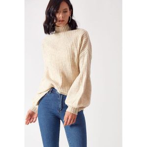 Sweter w kolorze beżowym. Długie swetry marki Robin. W wyprzedaży za 139,95 zł.