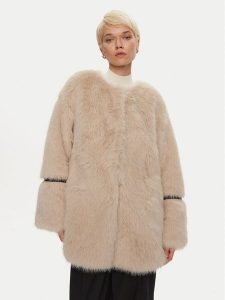 Karen by Simonsen Futro Pearly 10104998 Beżowy Oversize. Brązowe płaszcze Karen by Simonsen, bez wzorów, z futra, bez kaptura. Za 939,99 zł.