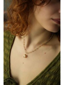 Pierres delicates Pozłacany naszyjnik z perłą - dł. 50 cm rozmiar: onesize. Białe naszyjniki Pierres delicates, z perłą, pozłacane. Za 100,52 zł.