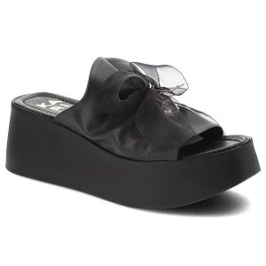 Czarne Klapki Karino Wsuwane Obuwie Damskie. Czarne klapki Karino, bez wzorów, z materiału, bez obcasa, na koturnie. Za 399,00 zł.