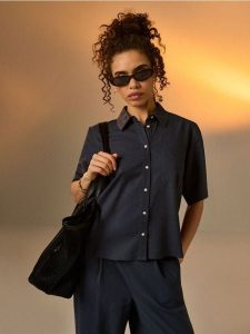 Wiskozowa koszula z krótkim rękawem z domieszką lnu - niebieski. Niebieskie koszule Sinsay, l, bez wzorów, z wiskozy, bez kołnierzyka, bez ramiączek. Za 39,99 zł.