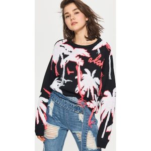 Sweter oversize w palmy - Czarny. Czarne swetry oversize marki Cropp. W wyprzedaży za 29,99 zł.