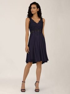 APART Sukienka w kolorze granatowym rozmiar: 42. Niebieskie sukienki Apart, bez wzorów, z koronki, bez kołnierzyka, bez ramiączek, midi. Za 268,55 zł.