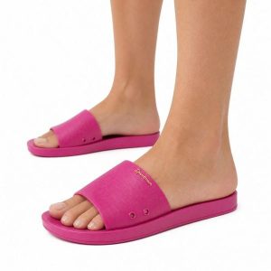 Klapki damskie Ipanama 83583 ANAT CLASSIC SLIDE FEM. Czerwone klapki Ipanema, bez wzorów, z materiału, bez obcasa. Za 55,00 zł.