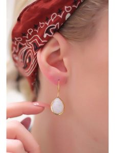 Pierres delicates Pozłacane kolczyki z kamieniami księżycowymi rozmiar: onesize. Żółte kolczyki Pierres delicates, z kamieniem księżycowym, pozłacane. Za 39,99 zł.