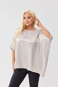 Kimonowa satynowa bluzka Gabi w popielatym kolorze PLUS SIZE XXL OVERSIZE JESIEŃ. Szare bluzki Moda Size Plus Iwanek, plus size, bez wzorów, z elastanu, eleganckie, bez kołnierzyka, plus size, bez ramiączek. Za 159,90 zł.