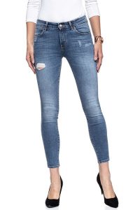 WRANGLER CROP SKINNY DAMAGED BLUE W28MLU86J. Niebieskie rurki Wrangler, z jeansu. W wyprzedaży za 89,99 zł.
