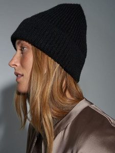 OPUS Czapka beanie w kolorze czarnym rozmiar: onesize. Czarne czapki Opus, bez wzorów, z materiału. Za 52,99 zł.