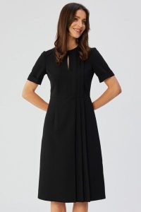 Elegancka sukienka midi z ozdobnymi zakładkami czarna. Czarne sukienki Stylove, xl, bez wzorów, eleganckie, bez kołnierzyka, bez ramiączek, midi. Za 249,00 zł.