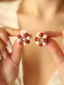 Pierres delicates Pozłacane kolczyki-wkrętki z perłami i koralami rozmiar: onesize. Białe kolczyki Pierres delicates, z koralem, pozłacane. Za 69,99 zł.