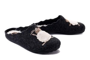 MANITU 320088-01 schwarz, kapcie damskie. Czarne kapcie Manitu, bez wzorów. Za 204,90 zł.