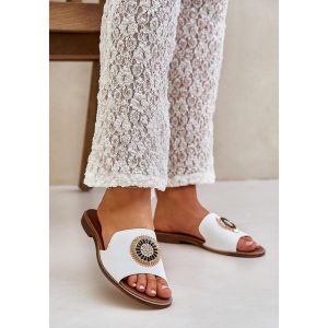 Lewski Shoes Skórzane Klapki Z Ozdobą Na Płaskim Obcasie Lewski 3047/O Białe. Białe klapki z aplikacjami, ze skóry, bez obcasa, na płaskiej podeszwie. Za 432,39 zł.