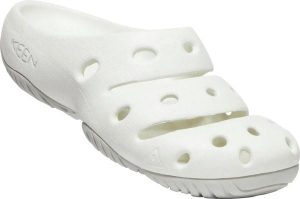 Klapki damskie Keen Yogui Star White/Vapor White. Białe klapki 909, bez wzorów, z gumy, bez obcasa. Za 246,99 zł.