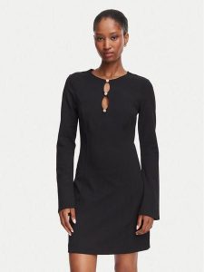 Guess Sukienka codzienna W6YK16 K4369 Czarny A-Line Fit. Czarne kombinezony Guess, na co dzień, s, z aplikacjami, z syntetyku, bez kołnierzyka, bez ramiączek, proste. Za 474,99 zł.
