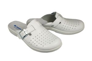 INBLU AE-01 001 biały, klapki damskie. Białe klapki Inblu, w ażurowe wzory, bez obcasa. Za 77,99 zł.