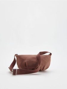 Saszetka crossbody - brudny róż. Czerwone nerki i saszetki Reserved, bez wzorów, z tkaniny. W wyprzedaży za 79,99 zł.