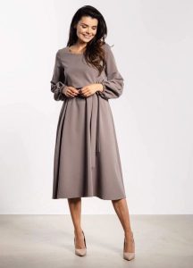 Elegancka sukienka rozkloszowana z długim rękawem taupe. Sukienki Infinite You, do pracy, s, bez wzorów, biznesowe, bez kołnierzyka, bez ramiączek, rozkloszowane. Za 309,00 zł.