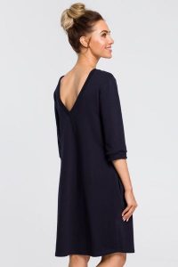Sukienka oversize na co dzień bawełniana dekolt V na plecach granatowa. Sukienki MOE, do pracy, l, bez wzorów, z bawełny, biznesowe, bez kołnierzyka, bez ramiączek, oversize. Za 289,00 zł.