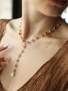 L'Atelier de Gaia Pozłacany naszyjnik z kryształami i perłą - dł. 42 cm rozmiar: onesize. Białe naszyjniki L'Atelier de Gaia, z kryształem, pozłacane. Za 91,56 zł.