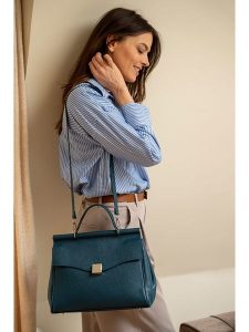 Victor & Hugo Paris Skórzana torebka "Matti" w kolorze granatowym - 22 x 25 x 14 cm rozmiar: onesize. Niebieskie torebki klasyczne Victor & Hugo Paris, bez wzorów, z materiału, bez dodatków. Za 325,79 zł.