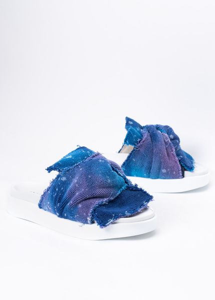 INUIKII JERSEY KNOT Klapki damskie. Niebieskie klapki Inuikii, bez wzorów, z jersey, bez obcasa. Za 499,99 zł.