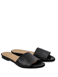 LaShoe Klapki w kolorze czarnym rozmiar: 41. Czarne klapki LaShoe, bez wzorów, z materiału, bez obcasa. Za 130,50 zł.