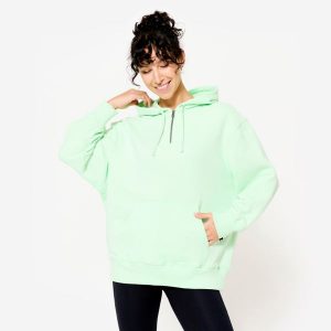 Bluza z kapturem damska Domyos Gym & Pilates 520 Oversize. Zielone bluzy DOMYOS, s, bez wzorów, z bawełny, z kapturem. W wyprzedaży za 79,99 zł.