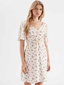 ONLY Sukienka codzienna 15299142 Écru Regular Fit. Kombinezony ONLY, s, bez wzorów, z wiskozy, bez kołnierzyka, bez ramiączek. Za 189,99 zł.