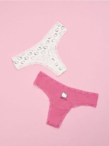 Majtki stringi 2 pack Hello Kitty - wielobarwny. Stringi Sinsay, bez wzorów. Za 19,99 zł.