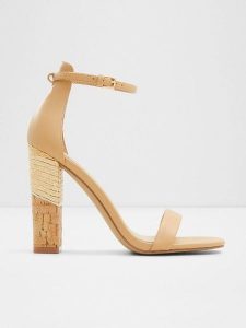 Aldo Sandały w kolorze jasnobrązowym na obcasie rozmiar: 41. Brązowe sandały ALDO, bez wzorów, z otwartym noskiem, bez obcasa, na koturnie, bez zapięcia. Za 173,99 zł.