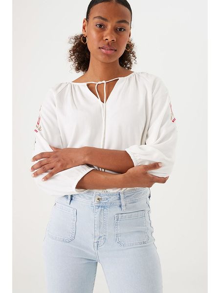 Garcia Bluzka w kolorze białym rozmiar: L. Białe bluzki Garcia, l, bez wzorów, z wiskozy, bez kołnierzyka, bez ramiączek. Za 109,78 zł.