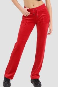 JUICY COUTURE Czerwone damskie spodnie welurowe Del Ray Pocket Pant, Rozmiar XS. Czerwone spodnie dresowe Juicy Couture, s, bez wzorów, z dresówki. W wyprzedaży za 323,99 zł.