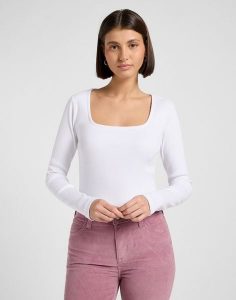 DAMSKA KOSZULKA LEE LS SQUARE NECK BRIGHT WHITE 112370952. Białe bluzki Lee, m, bez wzorów, bez kołnierzyka, bez ramiączek. Za 89,99 zł.