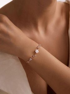 Lodie Silver Srebrna bransoletka z elementami ozdobnymi rozmiar: onesize. Szare bransoletki Lodie Silver, z cyrkonią, srebrne. Za 173,99 zł.