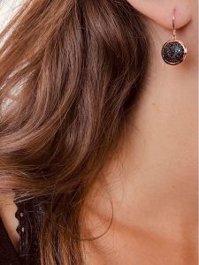 Les Favorites Pozłacane kolczyki z cyrkoniami rozmiar: onesize. Czarne kolczyki Les Favorites, z cyrkonią, pozłacane. Za 86,99 zł.