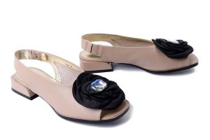 SCAVIOLA S-341 BEIGE, sandały damskie. Brązowe sandały Sca'viola, z aplikacjami, ze skóry, bez obcasa, na obcasie, bez zapięcia. Za 459,90 zł.