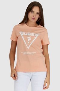 GUESS Brzoskwiniowy t-shirt damski z białym logo. Brązowe t-shirty Guess, s, z aplikacjami, z bawełny, bez kołnierzyka, bez ramiączek. W wyprzedaży za 129,99 zł.