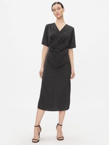 Bruuns Bazaar Sukienka codzienna Nemi BBW3622 Czarny Regular Fit. Czarne kombinezony Bruuns Bazaar, bez wzorów, z syntetyku, bez kołnierzyka, bez ramiączek. Za 369,99 zł.